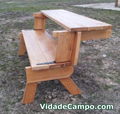 Banco-mesa artesano de madera sencillo